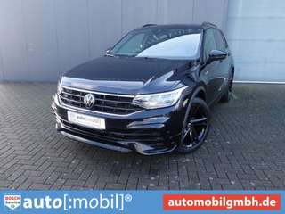 Schräge Frontansicht auf einen Volkswagen Tiguan , freigestellt