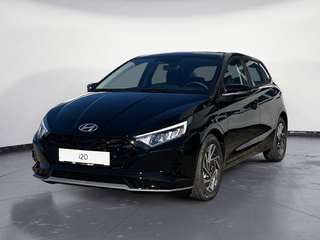 Schräge Frontansicht auf einen Hyundai i20 , freigestellt