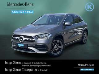 Schräge Frontansicht auf einen Mercedes-Benz GLA , freigestellt