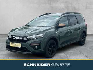 Schräge Frontansicht auf einen Dacia Jogger , freigestellt