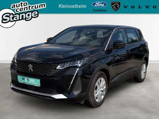 Schräge Frontansicht auf einen Peugeot 5008 , freigestellt