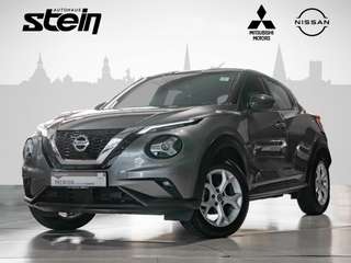 Schräge Frontansicht auf einen Nissan JUKE , freigestellt