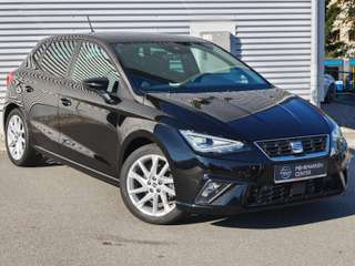 Schräge Frontansicht auf einen SEAT Ibiza , freigestellt