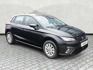 Schräge Frontansicht auf einen SEAT Ibiza , freigestellt