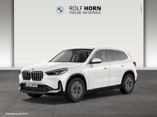 Schräge Frontansicht auf einen BMW iX1 , freigestellt