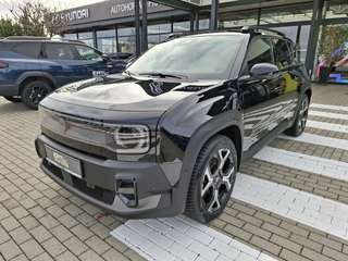 Schräge Frontansicht auf einen Renault 4 E-TECH , freigestellt