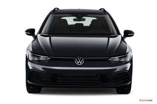 Schräge Frontansicht auf einen Volkswagen Golf , freigestellt