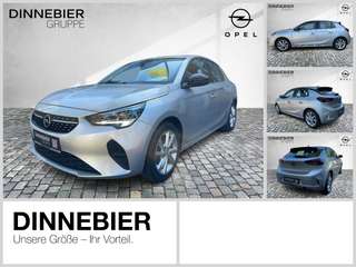Schräge Frontansicht auf einen Opel Corsa , freigestellt