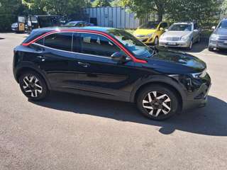 Schräge Frontansicht auf einen Opel Mokka , freigestellt