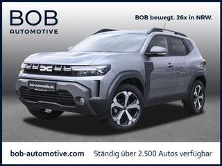Schräge Frontansicht auf einen Dacia Duster , freigestellt