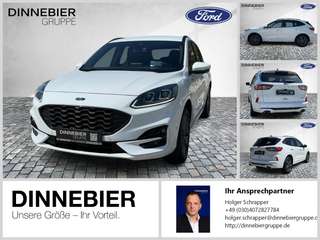 Schräge Frontansicht auf einen Ford Kuga , freigestellt