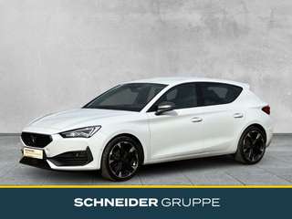 Schräge Frontansicht auf einen CUPRA Leon , freigestellt