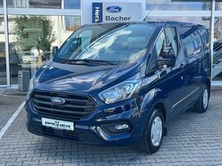 Schräge Frontansicht auf einen Ford Transit Custom , freigestellt