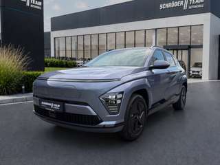 Schräge Frontansicht auf einen Hyundai Kona Elektro , freigestellt