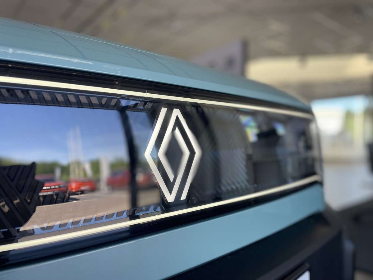 Fahrzeugbild eines Renault 4 E-TECH
