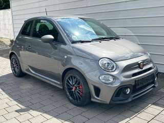 Schräge Frontansicht auf einen Fiat 500 , freigestellt