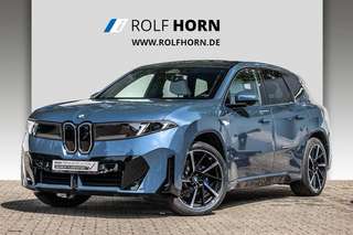 Schräge Frontansicht auf einen BMW ix3 , freigestellt