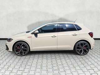 Schräge Frontansicht auf einen Volkswagen Polo , freigestellt