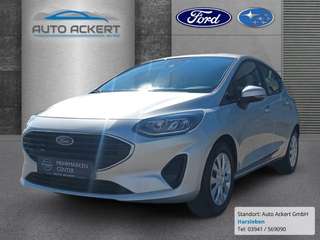Schräge Frontansicht auf einen Ford Fiesta , freigestellt
