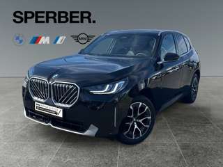 Schräge Frontansicht auf einen BMW X3 , freigestellt