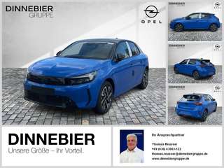 Schräge Frontansicht auf einen Opel Corsa , freigestellt