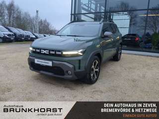 Schräge Frontansicht auf einen Dacia Duster , freigestellt