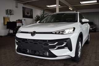 Schräge Frontansicht auf einen Volkswagen T-Roc , freigestellt