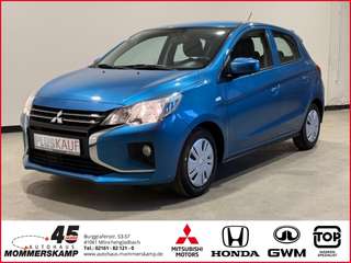 Schräge Frontansicht auf einen Mitsubishi Space Star , freigestellt