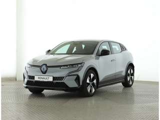 Schräge Frontansicht auf einen Renault Megane E-TECH , freigestellt
