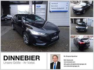 Schräge Frontansicht auf einen Ford Focus , freigestellt