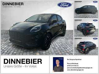 Schräge Frontansicht auf einen Ford Puma , freigestellt