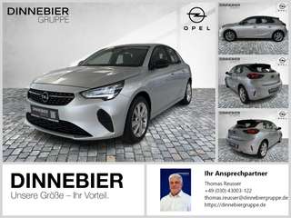 Schräge Frontansicht auf einen Opel Corsa , freigestellt