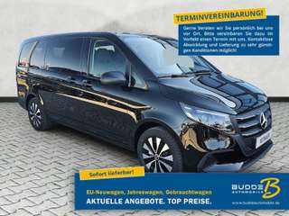 Schräge Frontansicht auf einen Mercedes-Benz Vito , freigestellt