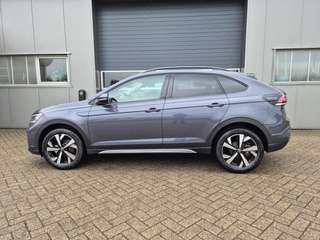 Schräge Frontansicht auf einen Volkswagen Taigo , freigestellt