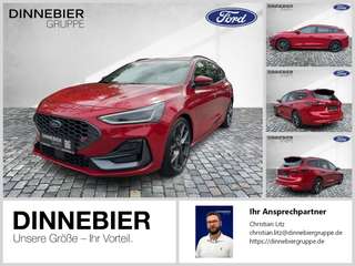 Schräge Frontansicht auf einen Ford Focus , freigestellt