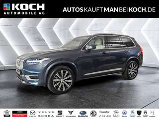 Schräge Frontansicht auf einen Volvo XC90 , freigestellt