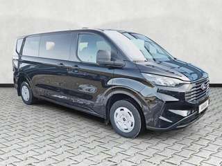 Schräge Frontansicht auf einen Ford Transit Custom , freigestellt