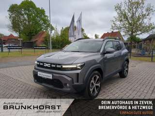 Schräge Frontansicht auf einen Dacia Duster , freigestellt