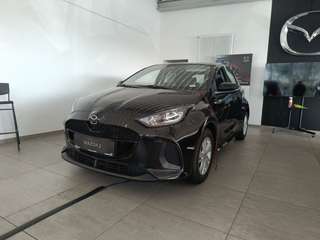 Schräge Frontansicht auf einen Mazda Mazda2 Hybrid , freigestellt