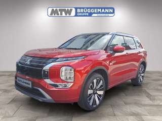 Schräge Frontansicht auf einen Mitsubishi Outlander , freigestellt