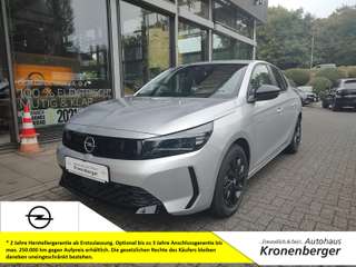 Schräge Frontansicht auf einen Opel Corsa , freigestellt