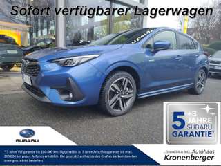 Schräge Frontansicht auf einen Subaru Impreza , freigestellt