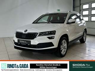 Schräge Frontansicht auf einen Skoda Karoq , freigestellt