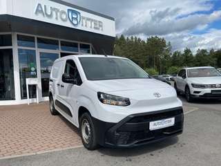 Schräge Frontansicht auf einen Toyota Proace City , freigestellt