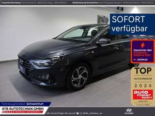 Schräge Frontansicht auf einen Hyundai i30 , freigestellt