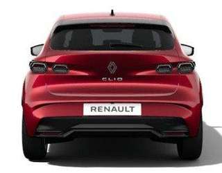 Schräge Frontansicht auf einen Renault Clio , freigestellt