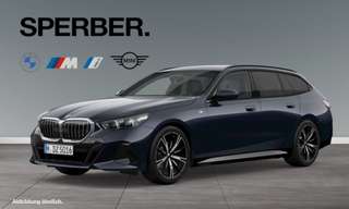 Schräge Frontansicht auf einen BMW 5er-Reihe , freigestellt