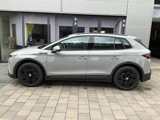 Schräge Frontansicht auf einen Skoda ELROQ , freigestellt