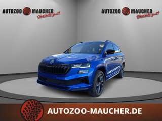 Schräge Frontansicht auf einen Skoda Karoq , freigestellt