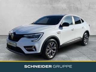 Schräge Frontansicht auf einen Renault Arkana , freigestellt